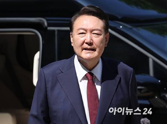 윤석열 전 대통령이 23일 서울 서초구 서울중앙지방법원에서 열린 내란 우두머리 혐의·직권남용 권리행사 방해 혐의 사건 8차 공판에 출석하고 있다. [사진=사진공동취재단]