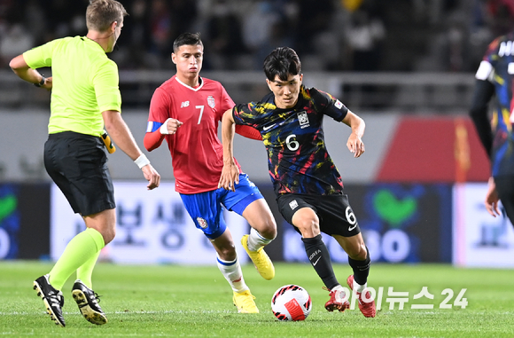 23일 오후 경기 고양시 고양종합운동장에서 하나은행 초청 축구 국가대표팀 평가전 대한민국과 코스타리카의 경기가 열렸다. 한국 황인범이 돌파를 하고 있다. [사진=김성진 기자]