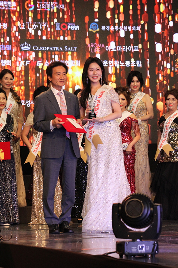 [포토] 슈퍼탑코리아 선발대회에 트렉스타 베스트워킹상을 수여받은 정지은