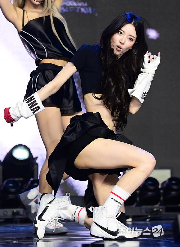 그룹 미야오 안나가 1일 오후 서울 마포구 상암동 큐브컨벤션센터에서 열린 미야오(MEOVV) EP 2집 '바이트 나우(BITE NOW)' 미디어 쇼케이스에서 수록곡 'Hit' Em' 무대를 선보이고 있다. [사진=정소희 기자]