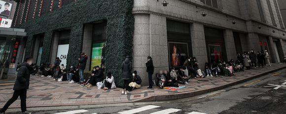 서울시내의 한 백화점을 찾은 시민들이 매장에 들어가기 위해 줄 서 있는 모습. [사진=뉴시스]