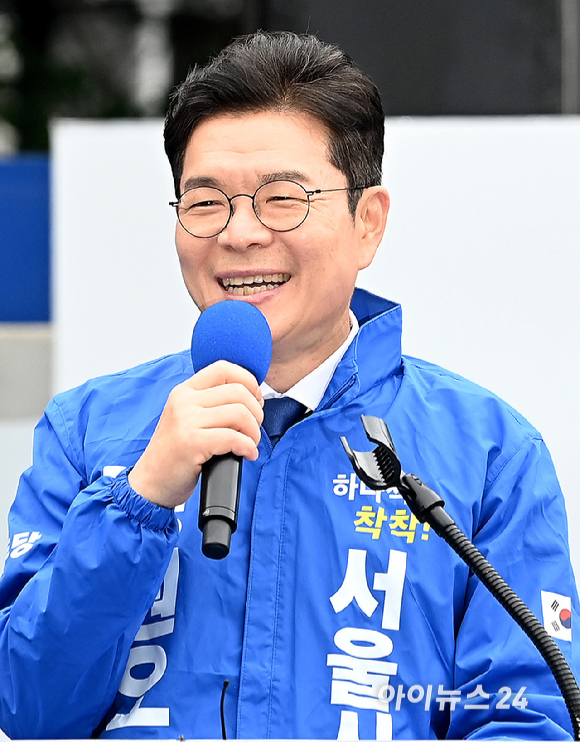 정원오 더불어민주당 서울시장 후보가 6&middot;3 지방선거 공식 선거운동이 시작된 21일 서울 성동구 왕십리역 광장에서 열린 출정식에서 발언하고 있다. [사진=곽영래 기자]
