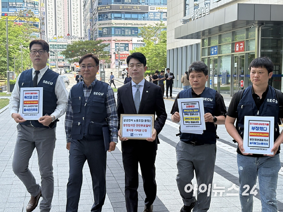 삼성전자노동조합 동행(SECU) 관계자들과 법률대리인인 강문혁 법무법인 대정 변호사(가운데)가 26일 오전 8시 40분경 경기 수원시 수원지방법원 앞에서 삼성전자 임단협 잠정합의안 찬반투표 절차 중지 가처분 신청 관련 기자회견을 하고 있다. [사진=권서아 기자]