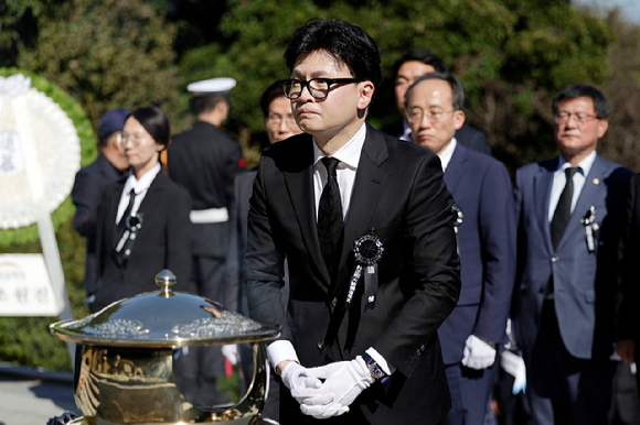 한동훈 국민의힘 대표가 26일 서울 동작구 국립현충원 박정희 전 대통령 묘역에서 열린 45주기 추도식에 참석해 분향한 뒤 묘역을 바라보고 있다. [사진=뉴시스]