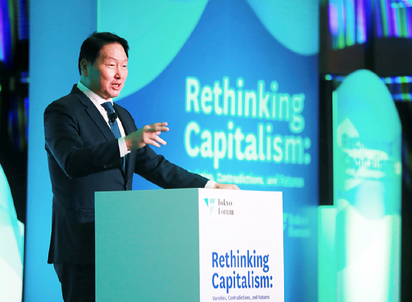 최태원 SK회장이 21일 일본 도쿄대 야스다 강당에서 개최된 ‘도쿄포럼2025’에서 개회사를 진행하고 있다. [사진=SK하이닉스]