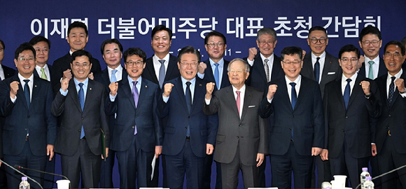 이재명 더불어민주당 대표와 손경식 한국경영자총협회 회장이 11일 오전 서울 마포구 경총회관에서 만나 간담회를 하기 전 기념 촬영을 하고 있다. 2024.11.11. [사진=뉴시스]