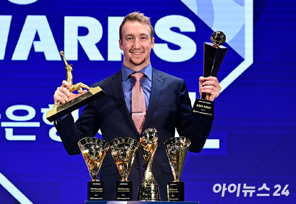 MVP를 수상한 NC 페디가 27일 오후 서울 중구 웨스틴 조선 서울에서 열린 '2023 KBO 시상식'에서 기념촬영을 하고 있다. [사진=곽영래 기자]