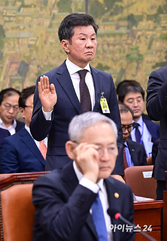 정몽규 대한축구협회장이 24일 오후 서울 여의도 국회 문화체육관광위원회 문화체육관광부 및 국가유산청 및 소속기관 산하 공공기관 및 유관기관종합 국정감사에서 증인 선서를 하고 있다. [사진=곽영래 기자]