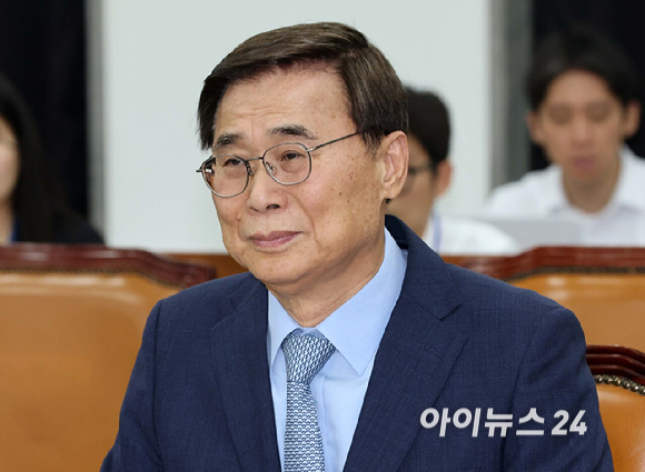이종석 국정원장이 26일 서울 여의도 국회에서 열린 정보위원회 전체회의에 출석하고 있다. [사진=국회사진기자단]