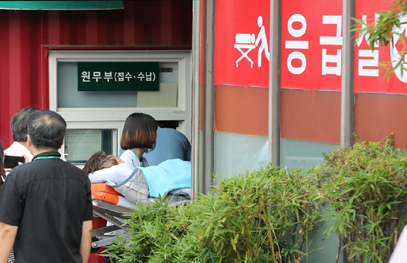 단식 19일차인 이재명 대표가 18일 오전 서울 중랑구 녹색병원으로 이송되고 있다. [사진=뉴시스]