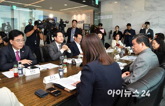 제임스 김 주한미국상공회의소 회장이 4일 오후 서울 여의도 주한미국상공회의소에서 열린 국민의힘-주한미국상공회의소(AMCHAM) 간담회에서 발언을 하고 있다. [사진=곽영래 기자]