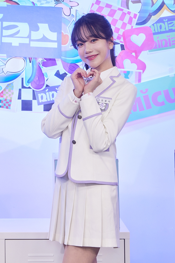 가수 조유리가 22일 온라인으로 진행된 플레이리스트 드라마 '미미쿠스' 제작발표회에 참석해 포즈를 취하고 있다. [사진=플레이리스트]