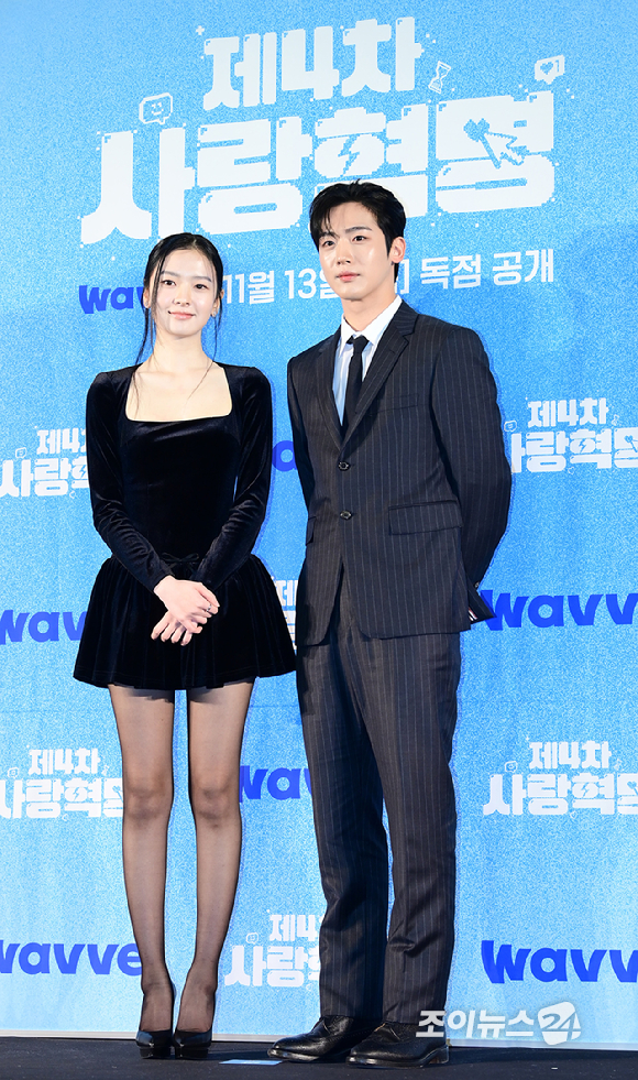 배우 황보름별과 김요한(위아이)이 11일 오전 서울 마포구 상암동 스탠포드 서울호텔에서 열린 웨이브 오리지널 '제4차 사랑혁명' 제작발표회에 참석하고 있다. [사진=정소희 기자]