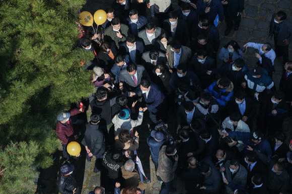 윤석열 국민의힘 대선 후보가 29일 세종 어진동 밀마루전망대를 방문해 인파에 둘러싸여 있다. [사진=국민의힘]