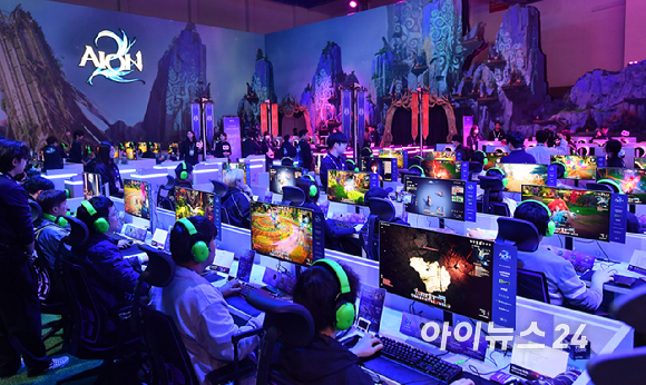 13일 부산 해운대구 벡스코에서 열린 국제게임전시회 '지스타 2025'에서 참관객들이 엔씨소프트 부스에서 아이온2 게임을 즐기고 있다. [사진=곽영래 기자]