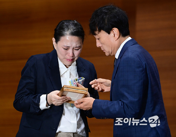 MBC가 15일 오전 서울 상암동 MBC신사옥에서 기상캐스터 故 오요안나의 유족과 합의를 하고 어머니 장연미 씨에게 故 오요안나 명예사원증 전달식을 가졌다. 고인의 명예사원증의 모습. [사진=정소희 기자]