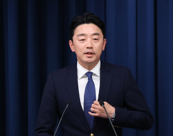 강훈식 대통령비서실장이 3일 용산 대통령실 기자회견장에서 재판중지법 관련 브리핑을 하고 있다. 2025.11.3 [사진=연합뉴스]