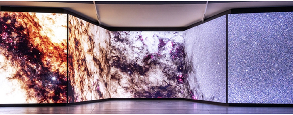 독일 베를린의 '자이스 천체투영관' 로비에 삼성전자의 LED 사이니지가 설치돼 있다. [사진=삼성전자 뉴스룸]