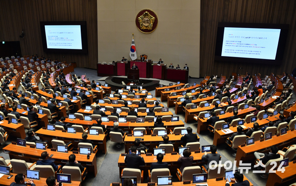 최형두 국민의힘 의원이 지난 10일 오후 국회 본회의장에서 열린 전원위원회 회의에서 발언하고 있다. [사진=김성진 기자]