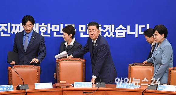 김병기 더불어민주당 대표 직무대행 겸 원내대표가 16일 오전 서울 여의도 국회에서 열린 최고위원회의에 참석하고 있다. [사진=곽영래 기자]