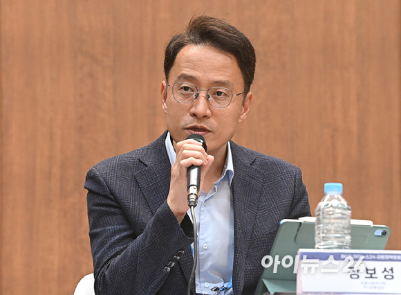 '제6회 아이뉴스24 금융정책포럼'이 '디지털자산기본법 이후, 한국 가상자산 시장의 새로운 질서'를 주제로 18일 서울 중구 은행회관 국제회의실에서 열렸다. 장보성 자본시장연구원 거시금융실장이 패널토론에 참석해 발언하고 있다. [사진=곽영래 기자]