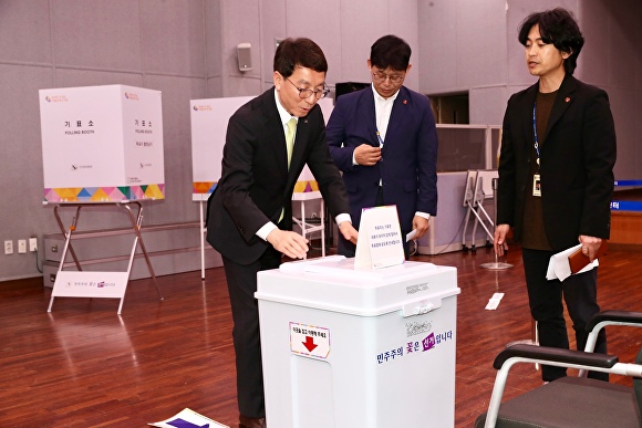 김성중 제주도 행정부지사가 9일 제22대 국회의원 선거 대비 투표소를 현장 점검하고 있다. [사진=제주특별자치도 ]
