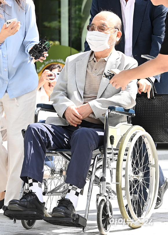 '나토 목걸이 청탁' 서희건설 이봉관 회장이 2일 오전 서울 종로구에 마련된 김건희 특검팀(특별검사 민중기) 사무실에 조사를 받기 위해 출석하고 있다. [사진=곽영래 기자]