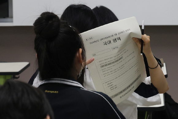 2024학년도 대학수학능력시험을 두 달여 앞둔 지난 6일 서울 영등포구 여의도여고에서 마지막 모의평가가 실시되고 있다. [사진=공동취재단]