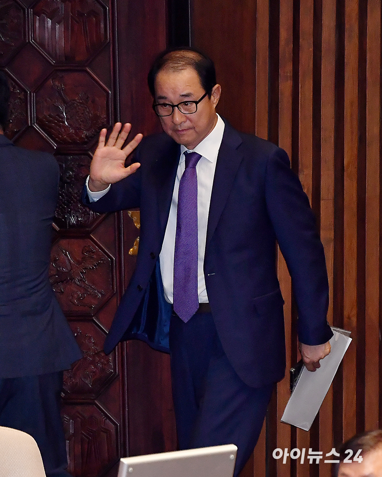 더불어민주당 '2021 전당대회' 돈 봉투 의혹으로 기소된 이성만 당시 무소속 의원이 2023년 6월12일 오후 서울 여의도 국회에서 열린 제407회 국회(임시회) 제 1차 본회의 체포동의안 안건과 관련 투표를 마치고 이동을 하고 있다. [사진=곽영래 기자]