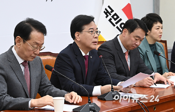 송언석 국민의힘 원내대표가 30일 서울 여의도 국회에서 열린 원내대책회의에서 발언하고 있다. [사진=곽영래 기자]