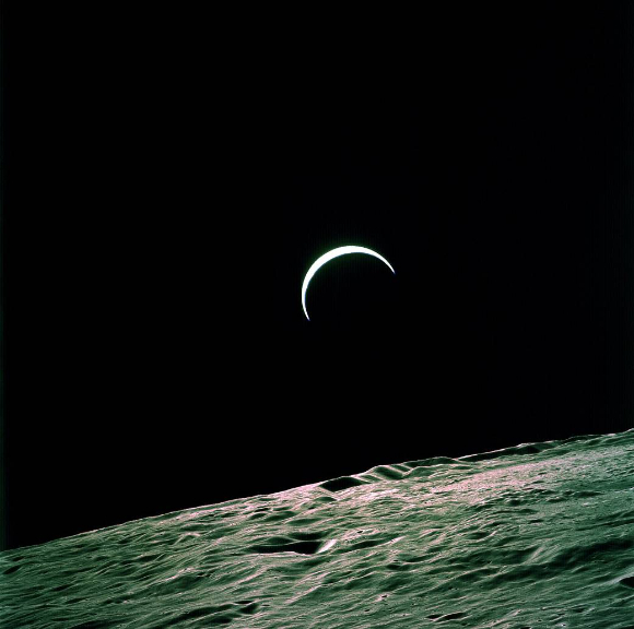 아폴로 15호가 1971년 달 궤도에서 찍은, 초승달처럼 보이는 지구. [사진=NASA]