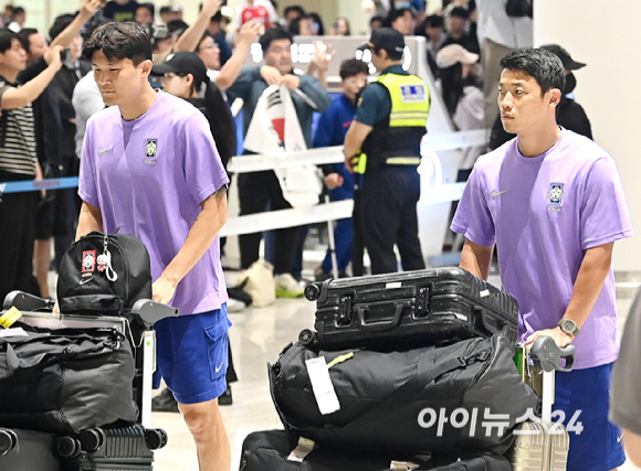 북중미월드컵 조별예선 탈락한 축구대표팀 김민재, 황희찬이 30일 오전 인천공항 제2 터미널을 통해 귀국하고 있다. [사진=곽영래 기자]