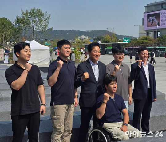 오세훈 서울시장이 30일 광화문광장 감사의정원에서 청년부상제대군인들과 간담회 직후 기념 촬영을 하고 있다. [사진=김한빈 기자]