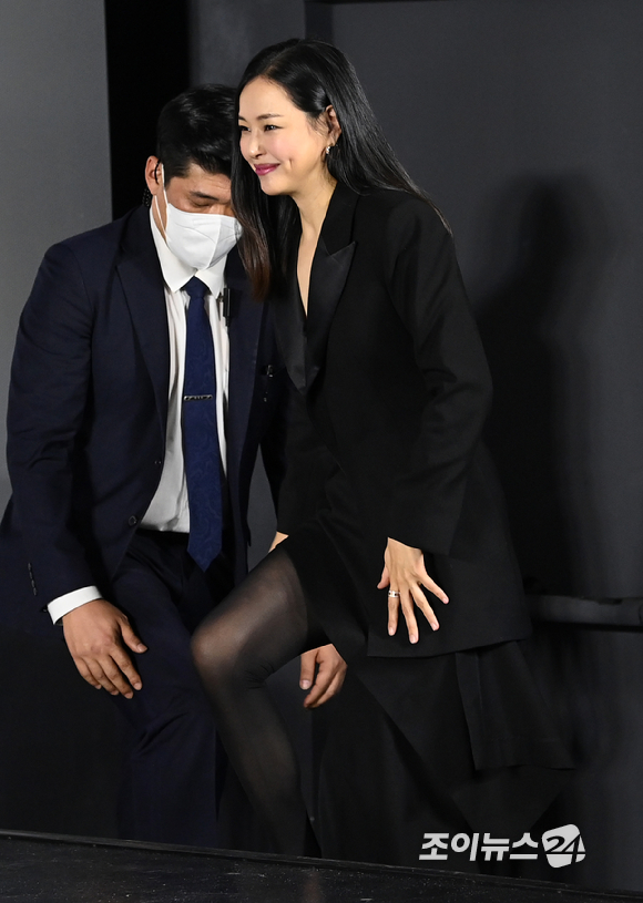 배우 이하늬가 24일 오전 서울 광진구 자양동 롯데시네마 건대입구점에서 열린 영화 '킬링 로맨스' 제작보고회에서 포즈를 취하고 있다. [사진=김성진 기자]