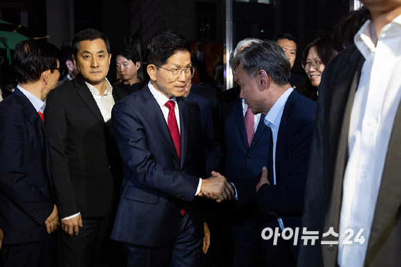제21대 대통령 선거에서 이재명 더불어민주당 대선 후보의 당선이 확실시된 4일 새벽 김문수 국민의힘 대선후보가 기자회견을 하기 위해 서울 여의도 국민의힘 중앙당사로 들어서고 있다. [사진=정소희 기자]