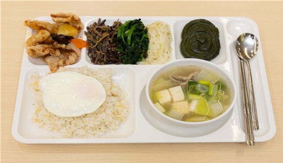 청와대가 안중근 순국 116주기&middot;천안함 16주기를 위해 마련한 특별 구내식당 오찬 메뉴. [사진=청와대]