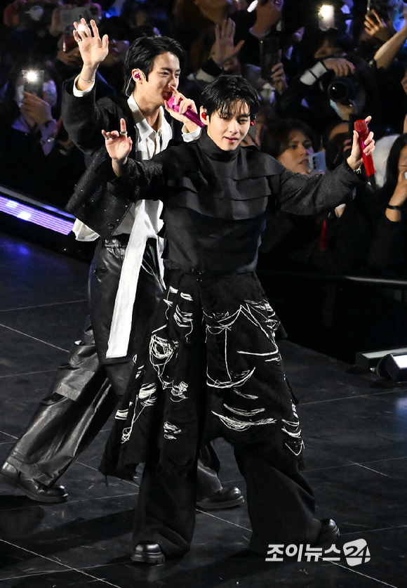 방탄소년단(BTS)이 21일 오후 서울 광화문 광장에서 정규 5집 '아리랑(ARIRANG)' 앨범 발매를 기념해 컴백 무대를 선보이고 있다. [사진=사진공동취재단]