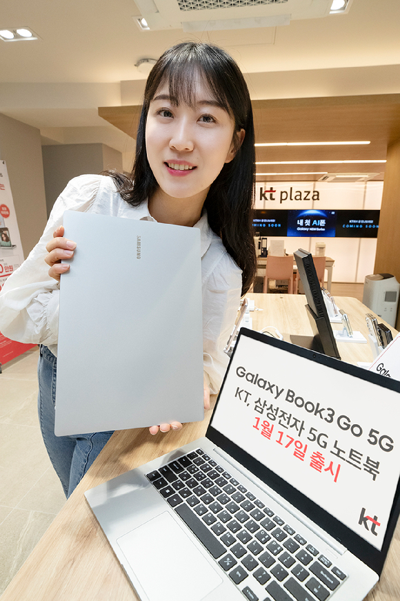 KT는 전국 KT 매장과 공식 온라인몰 KT닷컴에서 삼성전자 노트북 '갤럭시북3 GO 5G'를 공식 출시한다고 17일 밝혔다. [사진=KT]