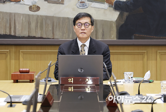 이창용 한국은행 총재가 10일 서울 중구 한국은행 본관에서 열린 금융통화위원회 본회의를 주재하고 있다. 2026.04.10 [사진=사진공동취재단]