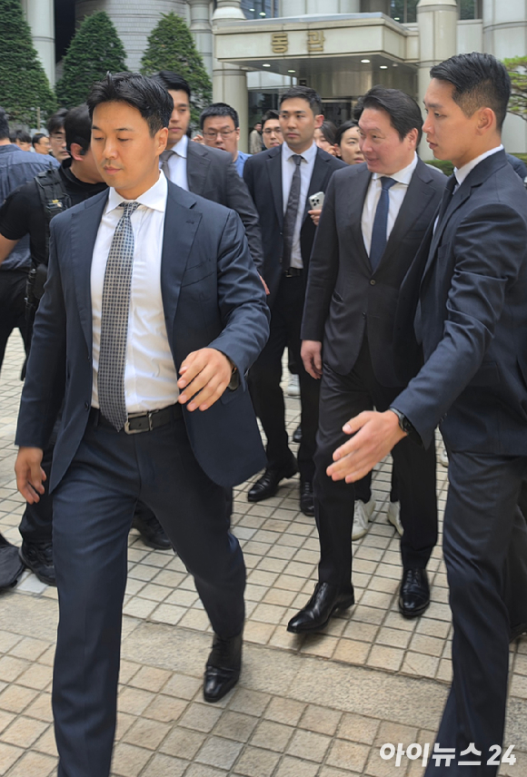 15일 재산분할 파기환송심 2차 조정 기일에 출석하는 최태원 SK그룹 회장(오른쪽)과 노소영 아트센터 나비 관장. [사진=황세웅 기자]