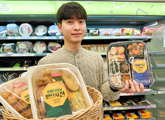 모델이 CU에서 설 명절 간편식을 소개하고 있다. [사진=BGF리테일]