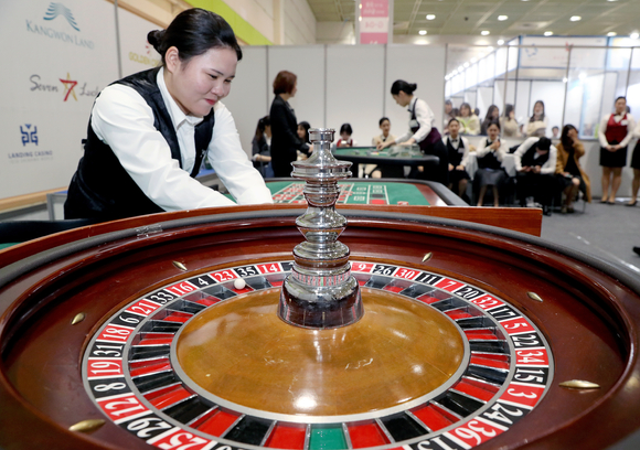 지난 4일 정부가 코로나19의 위중증&middot;치명률이 안정적으로 유지된다면 '일상회복'을 다시 추진하겠다고 밝혔다. 사진은 롯데관광개발 카지노. [사진=롯데관광개발]