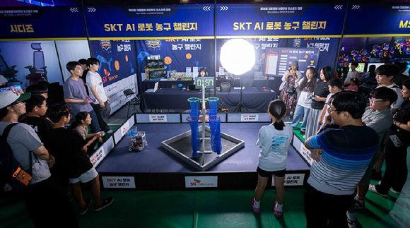 SKT가 개최한 ‘AI 로봇 농구 챌린지’에서 참가자들이 경기하는 모습 [사진=SKT]