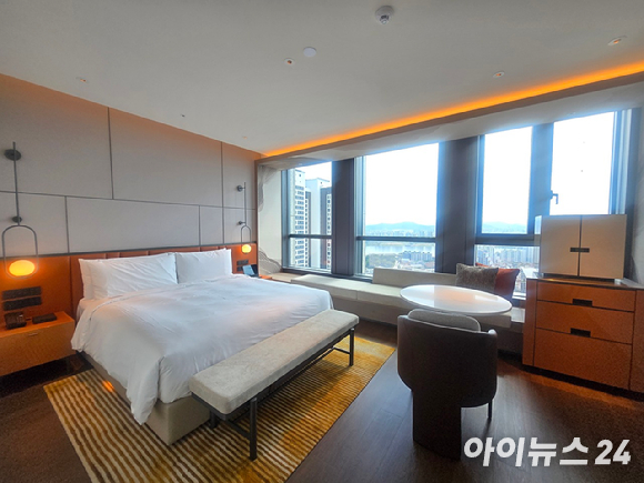 풀만 앰배서더 서울 이스트폴 프리미엄 디럭스룸 전경. [사진=박은경 기자]