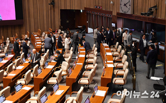 30일 국회 본회의에서 '노란봉투법'(노동조합 및 노동관계조정법 개정안) 부의 건이 표결되기 전 국민의힘 의원들이 퇴장하고 있다. [사진=곽영래 기자]