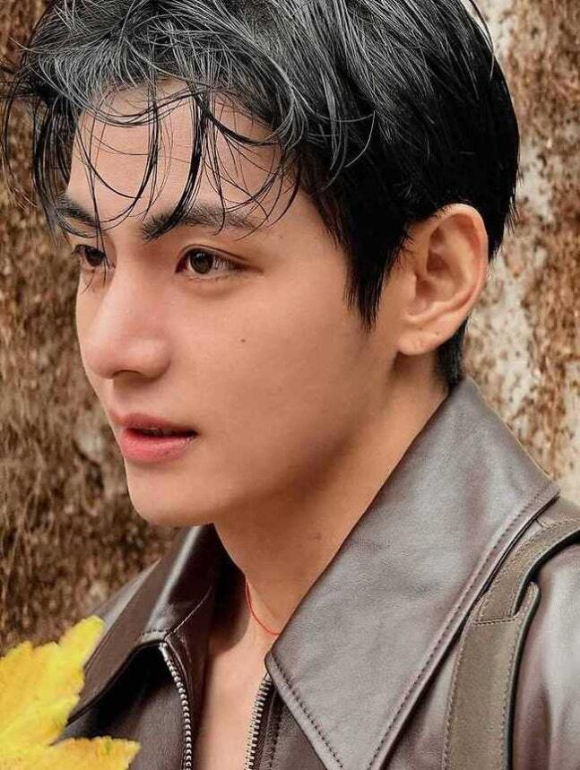 BTS 뷔, 가죽 자켓 입고 가을 남자 변신...얼굴이 열일