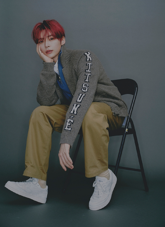 그룹 제로베이스원(ZEROBASEONE) 멤버 성한빈이 화보 촬영에서 포즈를 취하고 있다. [사진=The Fashion Post]