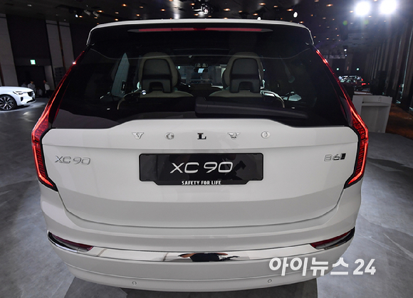 볼보자동차코리아가 2일 서울 광진구 비스타 워커힐에서 신형 XC90을 공개하고 있다.볼보자동차코리아는 현대적인 스칸디나비아 스타일과 최첨단 기술이 적용된 스웨디시 럭셔리 플래그십 신형 XC90 및 S90을 동시에 출시했다.