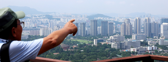 아파트 임대차 계약에서도 전세는 줄고 월세가 급증하는 현상이 벌어지고 있다. 동대문구의 새 아파트단지인 휘경자이디센시아에선 이달 중 임대차 계약 638건 중 57% 넘는 물량이 월세 계약인 것으로 나타났다. 사진은 남산 N서울타워에서 바라본 서울 시내 아파트 단지 모습. [사진=연합뉴스]