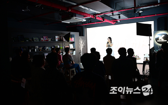 가수 하주가 20일 오후 서울 성동구 성수동 케이팝아케이드에서 진행된 사랑하주, 첫 번째 팬 콘서트 'Hazu on air'에서 무대를 선보이고 있다. [사진=정소희 기자]